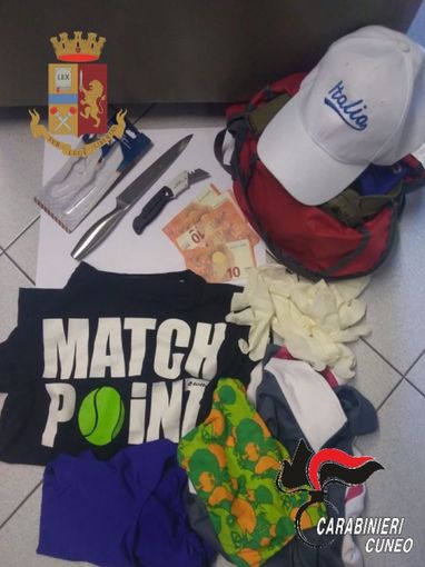 Coltelli, vestiti e denaro rinvenuti dagli inquirenti nell'auto e nell'abitazione della donna Coltelli, vestiti e denaro rinvenuti dagli inquirenti nell'auto e nell'abitazione della donna