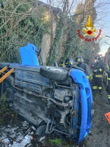 Auto sbanda e finisce fuori strada sulla provinciale 156 fra Savigliano e Termine di Villafalletto