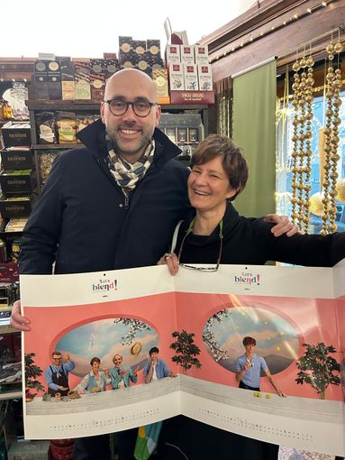 Barbara Grigolon mostra il calendario col sindaco Robaldo Barbara Grigolon mostra il calendario col sindaco Robaldo