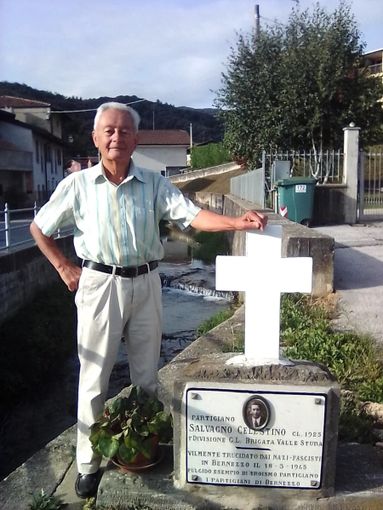 Bartolomeo Dalmasso mostra la lapide del partigiano bernezzese Celestino Salvagno, appena restaurata Bartolomeo Dalmasso mostra la lapide del partigiano bernezzese Celestino Salvagno, appena restaurata