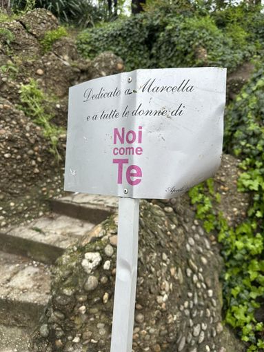 La targa oggetto di atto vandalico