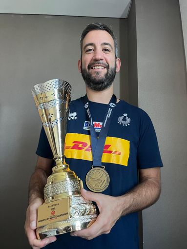 Emanuele Aime, scoutman della Nazionale Femminile di Pallavolo,  immortalato con la coppa e la medaglia d'oro di Campioni del mondo U21F