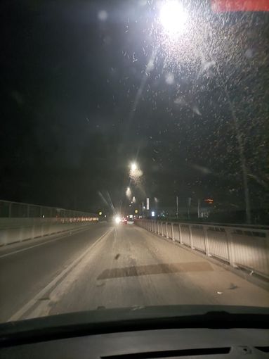 Le "effimere" iniziano ad invadere il ponte vecchio di Tanaro: per alcuni giorni saranno presenti nelle ore notturne. Le "effimere" iniziano ad invadere il ponte vecchio di Tanaro: per alcuni giorni saranno presenti nelle ore notturne.