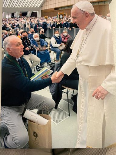 Carmelo Franceschini illustra l'iniziativa a Papa Bergoglio