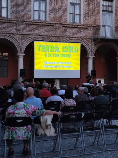 “Onde di terra”: a Cherasco il racconto di un amore per corrispondenza nelle Langhe degli anni ’70