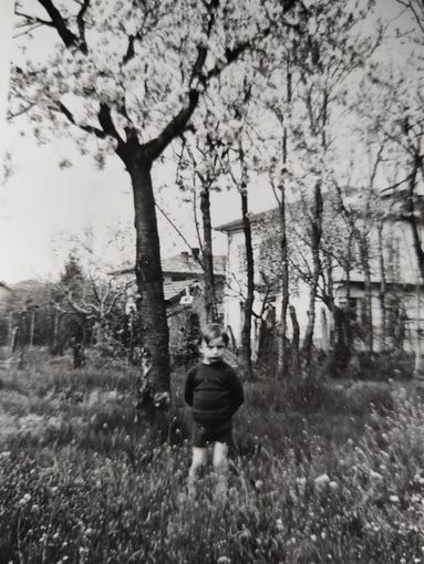 La casa della posta di Madonna dell'Olmo con l'autore bambino, negli Anni 70 La casa della posta di Madonna dell'Olmo con l'autore bambino, negli Anni 70