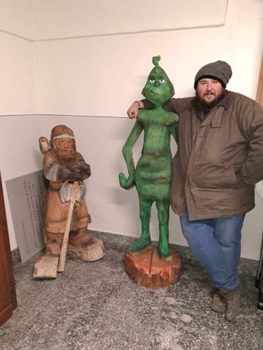A Farigliano è arrivato il Grinch, scolpito da Barba Brisiu A Farigliano è arrivato il Grinch, scolpito da Barba Brisiu