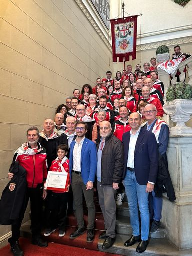 Anche in Comune la festa per i cinquant'anni del gruppo Sbandieratori e Musici della Città di Alba Anche in Comune la festa per i cinquant'anni del gruppo Sbandieratori e Musici della Città di Alba