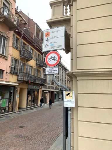 Il cartello che all'imbocco della via indica il nuovo divieto