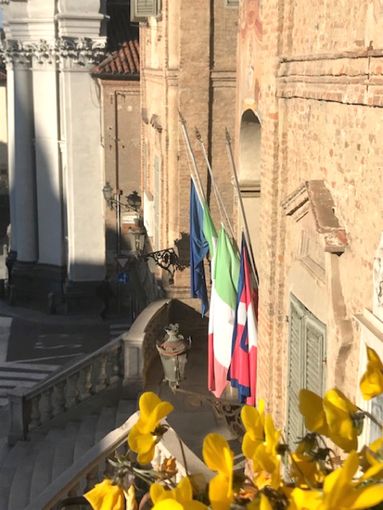 Anche Bra commemora le vittime del Covid: in municipio bandiere a mezz’asta e un minuto di silenzio