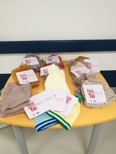 I cappellini e le sciarpe donate