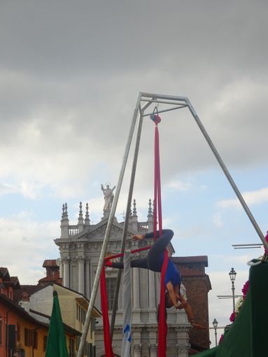 La magia dell’antica e sempre suggestiva arte circense in pieno centro storico di Bra