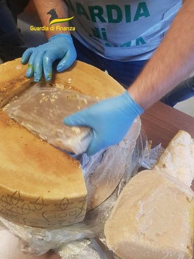 Carichi di cocaina dall'Olanda nascosti in forme di Parmigiano: coinvolta anche la Granda nell'operazione 'Carlo Felice'