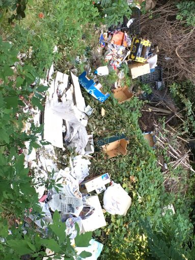 Discarica abusiva nei pressi di Casa Natura: il Comune di Canale sbarra la strada