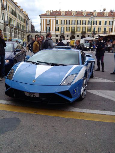 Oltre al Pullman sarà presente anche la “Lamborghini Huracan”, potente mezzo della Polizia di Stato