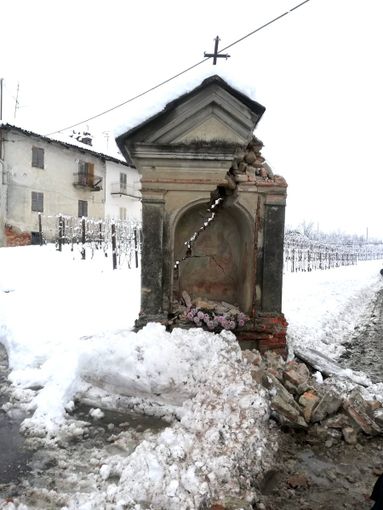Ingenti i danni causati al pilone votivo di località Manzoni
