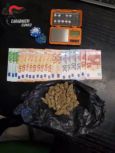 Minorenne trovato con 27 grammi di marijuana e 1000 euro in contanti: denunciato dai carabinieri di Marene