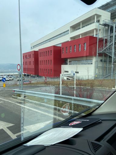 L'arrivo del corriere Sda al nuovo ospedale di Alba e Bra