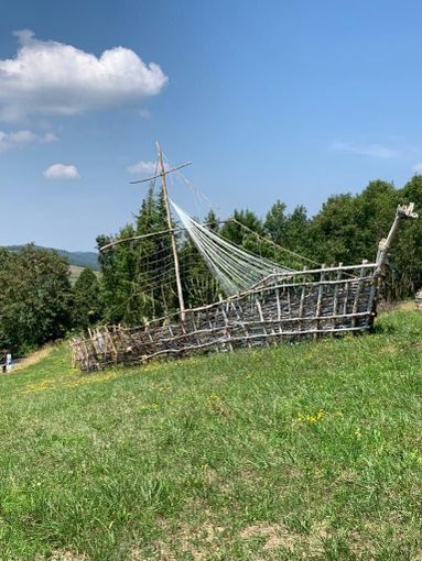 "Siamo tutti migranti": a Mombarcaro un antico relitto, opera di Gian Piero Viglino