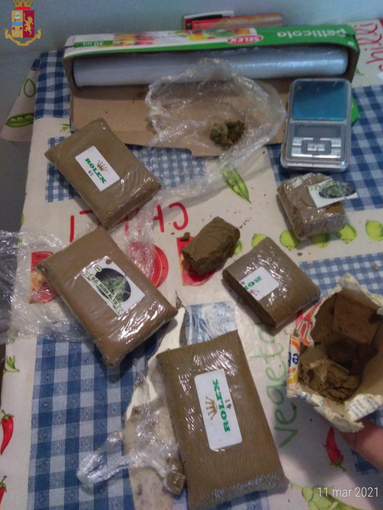 "Fumo afghano" nascosto dietro il battiscopa della cucina: arrestato un 22enne di Cuneo