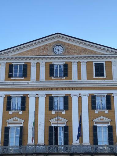 "Mi ha minacciato con un taser": condannati due ex coniugi per violenza privata "Mi ha minacciato con un taser": condannati due ex coniugi per violenza privata