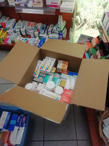 Lo scatolone con i farmaci acquistati dai Battuti Neri di Bra per l’emergenza in Ucraina Lo scatolone con i farmaci acquistati dai Battuti Neri di Bra per l’emergenza in Ucraina