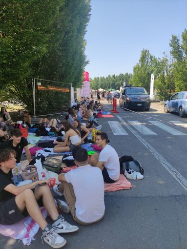 Alba, in attesa dalle 9 per stare in prima fila al concerto di Blanco