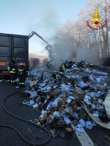 Il camion in fiamme sulla A6