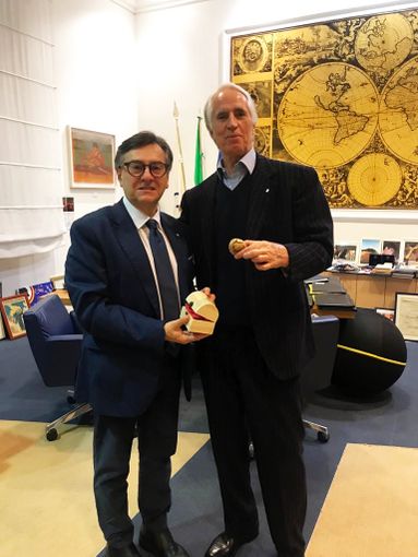 La consegna del tartufo bianco da parte di Roberto Cerrato al presidente del Coni Giovanni Malagò La consegna del tartufo bianco da parte di Roberto Cerrato al presidente del Coni Giovanni Malagò