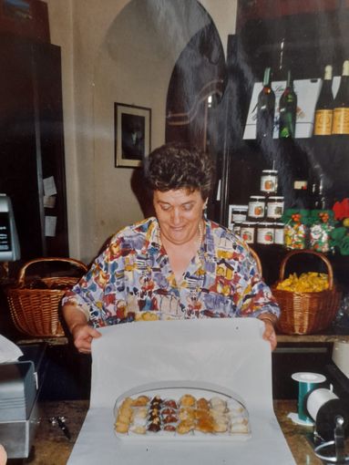 Dronero dice addio a “Madama Brignone”, per 40 anni dietro al bancone della storica pasticceria in via Roma