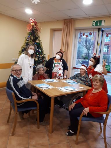 Serenità e tavole allestite a tema in spazi distinti adibiti a refettori: il pranzo di Natale alla casa di riposo di Canale Serenità e tavole allestite a tema in spazi distinti adibiti a refettori: il pranzo di Natale alla casa di riposo di Canale