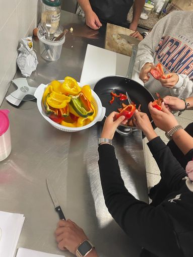 I ragazzi dipingono la panchina lilla, simbolo della giornata che si celebra domani 15 marzo