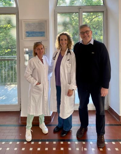 Nella foto la dottoressa Geuna (al centro) con il direttore dell'Oncologia Savigliano Cristina Granetto e il direttore del Dipartimento medico generale riabilitativo Marco Quercio