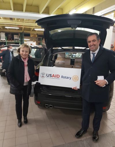 Nella foto il ritiro dei concentratori nella sede Rotary di Alessandria alla presenza di Enrico Conterno e della governatrice Distretto Rotary 2032 Silvia Scarrone