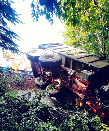 Trattore si ribalta sul cavalcavia a Trinità: lievemente ferito il conducente