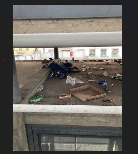 Sporcizia e degrado sulla passerella della stazione di Alba: la denuncia dei cittadini Sporcizia e degrado sulla passerella della stazione di Alba: la denuncia dei cittadini