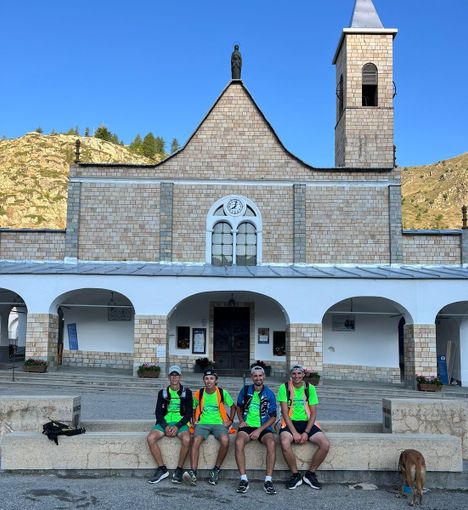 I quattro amici alla fine del loro cammino, davanti al Santuario di Sant'Anna