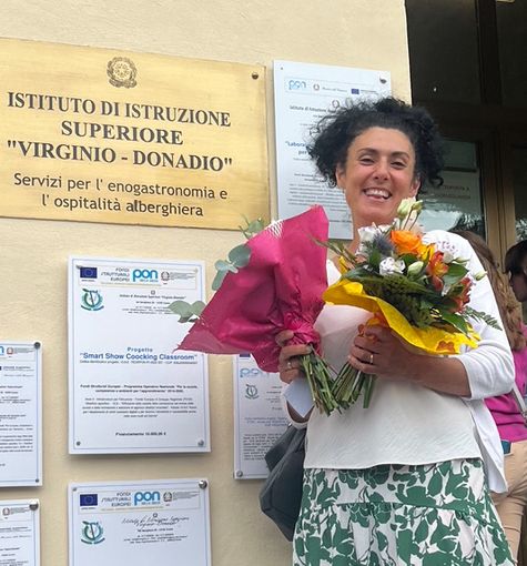 Ida Palmieri raggiante dopo il diploma conseguito a 44 anni