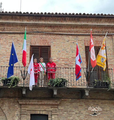 Il sindaco Annalisa Ghella con i rappresentanti della Croce Rossa sul balcone del comune di Neive