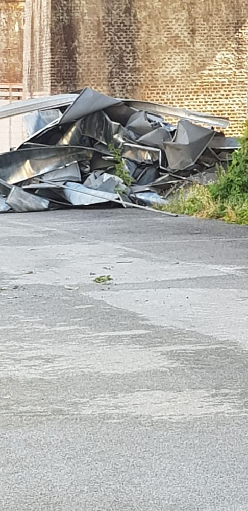 Raffiche di vento fortissime a Ceva: scoperchiato un tetto, lamiere sulle auto [FOTO]