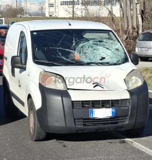 Investiti da un furgone sulla Statale 28 tra Ceva e Lesegno: muore un diciottenne, grave in ospedale l’altro pedone