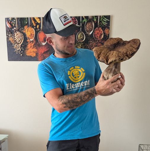 Samuele Boschero con l'esemplare di porcino del peso di 1,9 kg. Samuele Boschero con l'esemplare di porcino del peso di 1,9 kg.