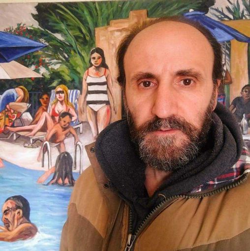 Il pittore Gianni Marrone con una sua opera artistica