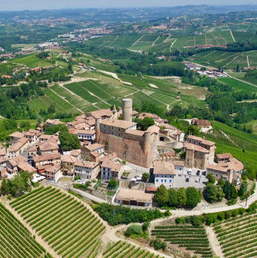 Una veduta di Castiglione Falletto e in primo piano il suo castello, nel 2018 acquistato dall'azienda vinicola dei Cavallotto