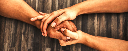 Ascoltare per capire: la Caritas albese racconta il nuovo volto della fragilità sociale. “Mettere le persone al centro, non i progetti”