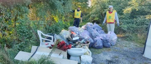 Legambiente ripulisce il Ponte Carlo Alberto di Pollenzo: raccolti 25 sacchi di rifiuti, un bidet e i resti di un furgone nel Tanaro