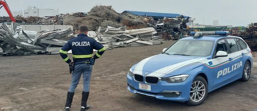 Controlli della Polizia Stradale su carrozzerie e demolitori: 36 persone identificate, tre denunciate per illecita gestione dei rifiuti e altri reati Controlli della Polizia Stradale su carrozzerie e demolitori: 36 persone identificate, tre denunciate per illecita gestione dei rifiuti e altri reati