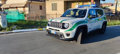 Bra, ignoti abbattono sbarra del passaggio a livello di viale Industria. Polizia Locale sul posto