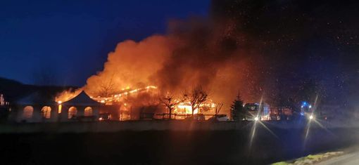 Maxi incendio al caseificio Moris di Caraglio: distrutti laboratorio di produzione e locali di vendita,  salve le stalle con oltre mille capi [FOTO E VIDEO]