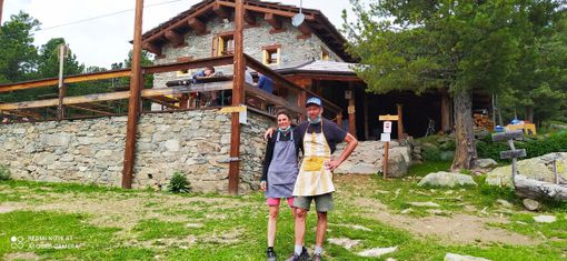 Il rifugio Bagnour, tra antichissimi pini cembri nel meraviglioso bosco dell'Alevé [VIDEO]